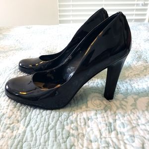 Jessica Simpson, Black patent heels